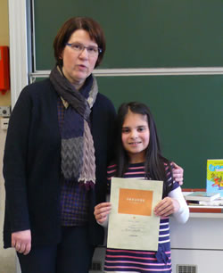 Die Schulsiegerin des Vorlesewettbewerbs 2014/15 mit Frau Mäckler